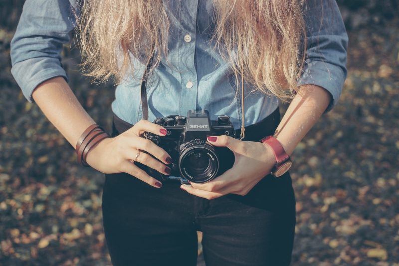 photographe-MEOUNES LES MONTRIEUX-min_hand-person-girl-woman-camera-photography-614-pxhere.com